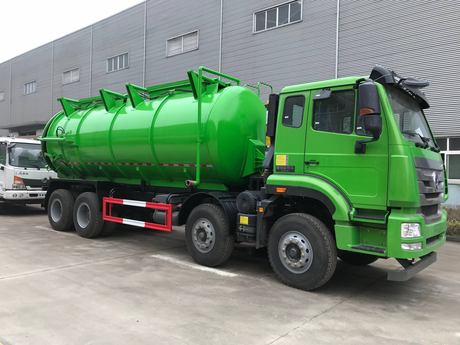 重汽豪瀚前四后八20.4方吸污車